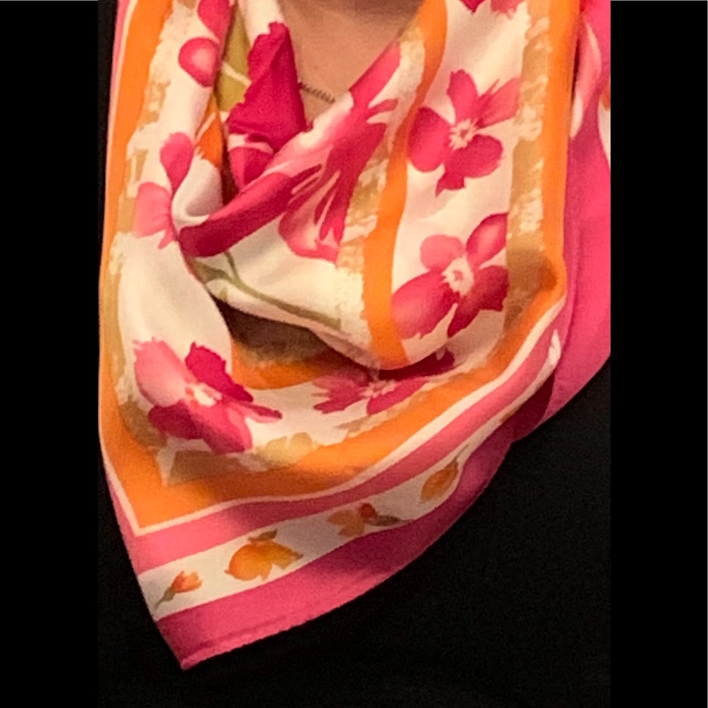 New silk Oscar de la Renta scarf. 34 x34 SQ